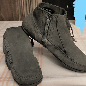 innetonka Dark Grey Fringe Moccasin size 8.5